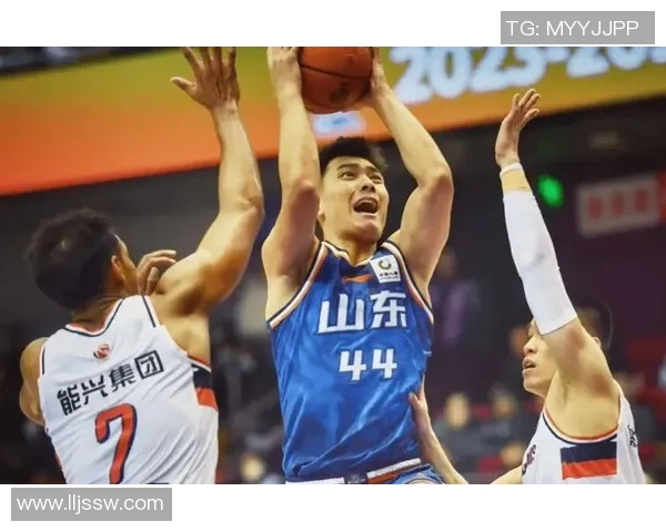 山东男篮与广东男篮激战正酣谁能在这场巅峰对决中笑到最后